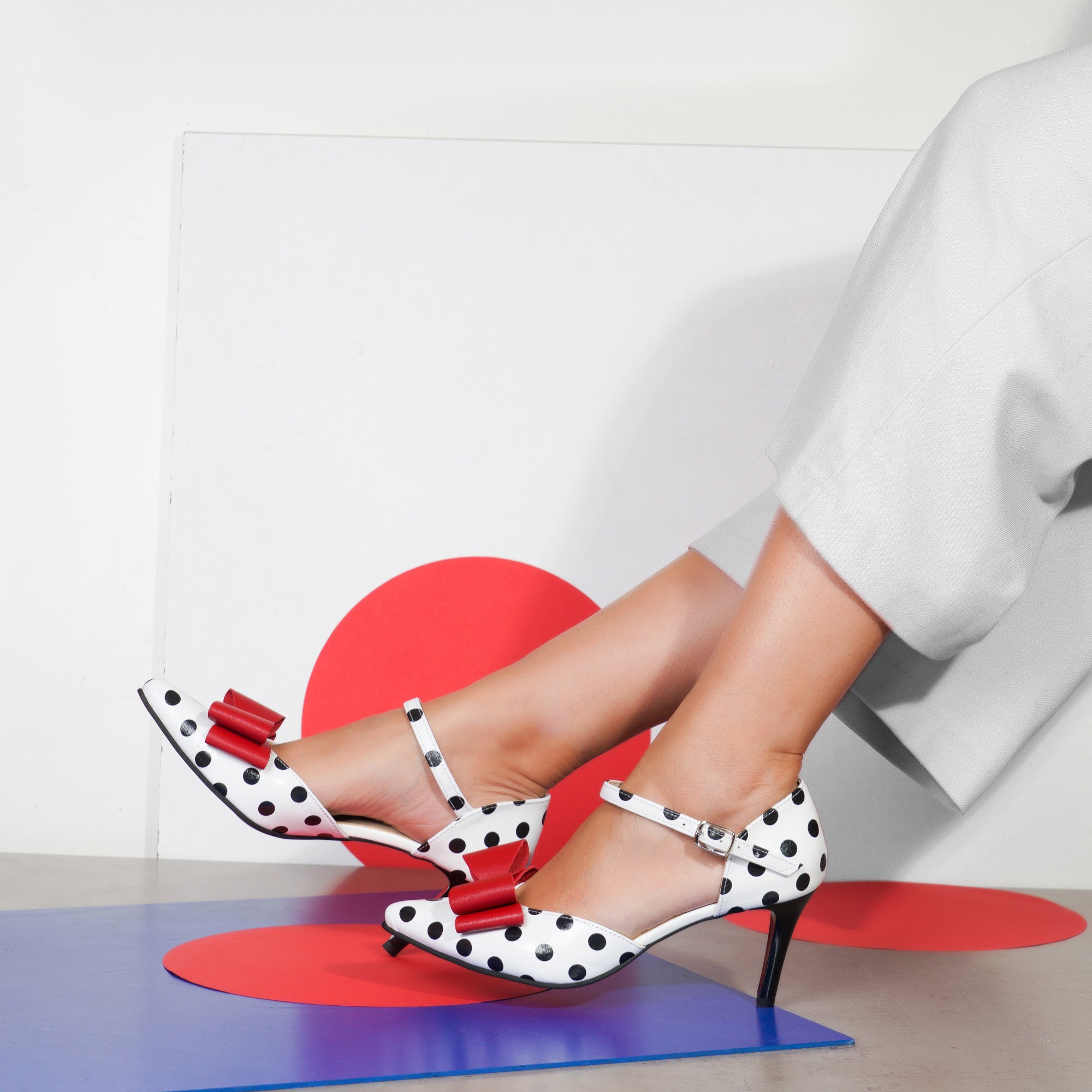 Pantofi Stiletto Piele Alb Cu Buline Negre Funda Rosie V93 - orice culoare