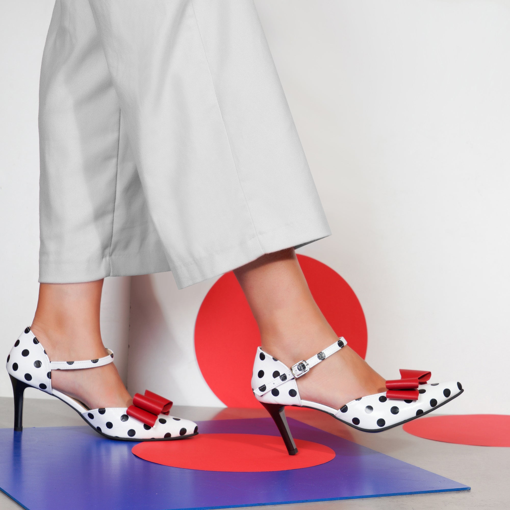 Pantofi Stiletto Piele Alb Cu Buline Negre Funda Rosie V93 - orice culoare